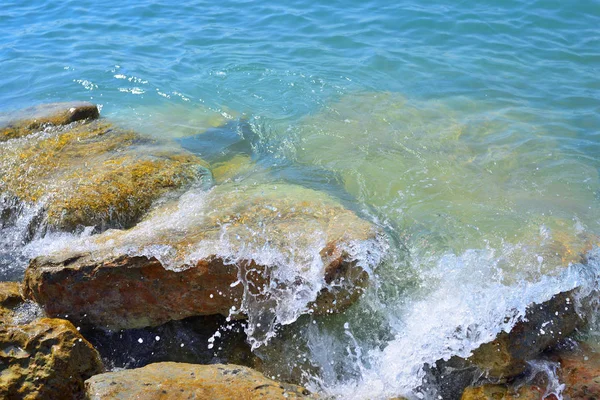 Golven Breken Kust Met Zee Schuim — Stockfoto