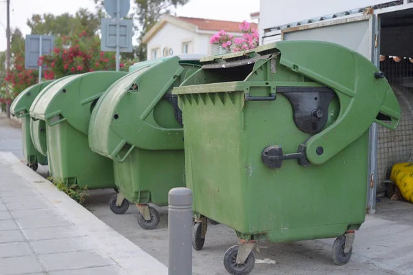 garbage can, dustbin, rubbish-bin, Trashcan in park