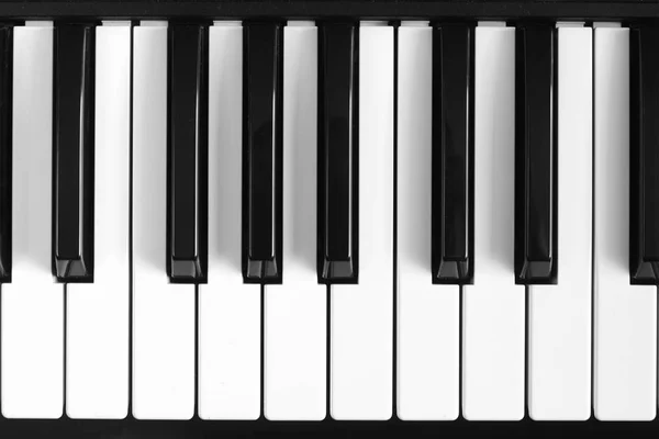 クラシック ピアノの黒と白のキーボードの背景 — ストック写真