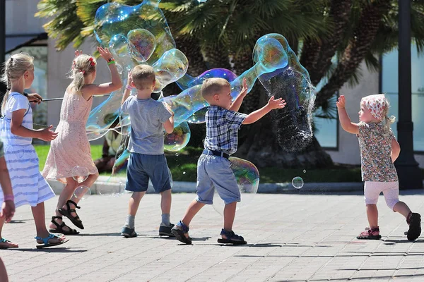 Tarragona España Julio 2017 Niños Juegan Con Grandes Pompas Jabón — Foto de Stock