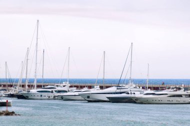 denizin içinde yatak yatlar