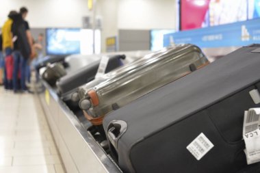 Larnaca, Kıbrıs-Mayıs 5, 2018: Bagaj Konveyör bant üzerinde hareket