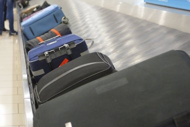 Bagaj Konveyör bant üzerinde hareket