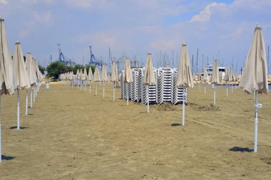 Larnaca, Kıbrıs: 9 Mayıs, 2018: Plajda şemsiye katlanmış