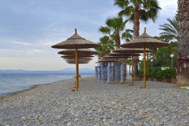 Deniz kıyısında bambu yapılmış plaj şemsiyeleri