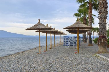Deniz kıyısında bambu yapılmış plaj şemsiyeleri