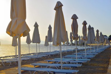 Sahilde katlanmış şemsiye