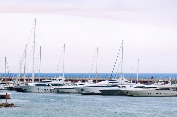 denizin içinde yatak yatlar