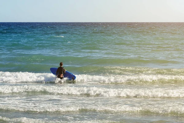 Garçon Debout Dans Eau Avec Une Planche Surf Images De Stock Libres De Droits