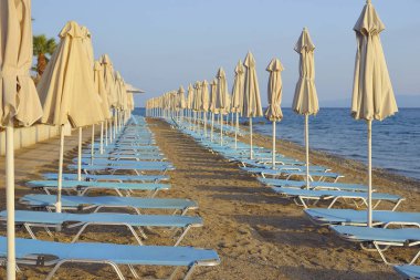 Sahilde katlanmış şemsiye