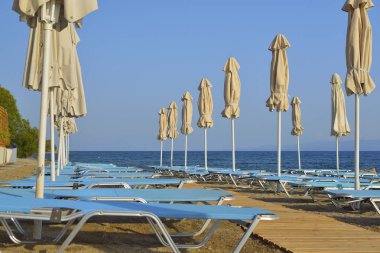 Sahilde katlanmış şemsiye