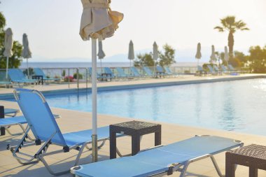 Mavi güneş şezlong güneşli