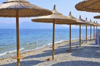 Deniz kıyısında bambu yapılmış plaj şemsiyeleri