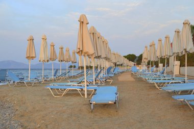 Sahilde katlanmış şemsiye