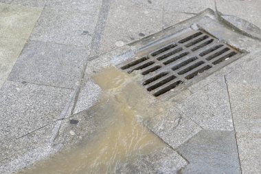 yağmur suyu ızgara akar