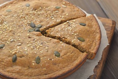 Ceviz pasta 45 bir açıyla kesilmiş bir parça ile