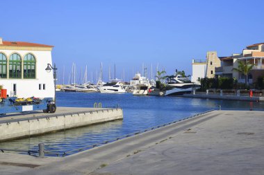 Yatlar ve mavi gökyüzü için yatak