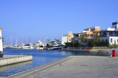 Yatlar ve mavi gökyüzü için yatak