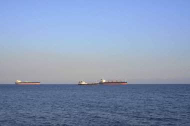 Kargo gemileri ufukta