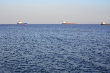 Kargo gemileri ufukta