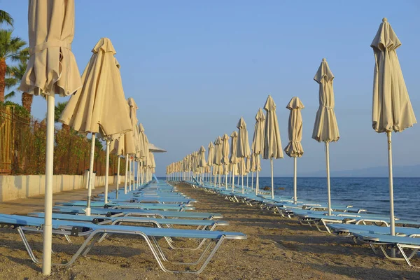 海滩上的折绿伞 — 图库照片