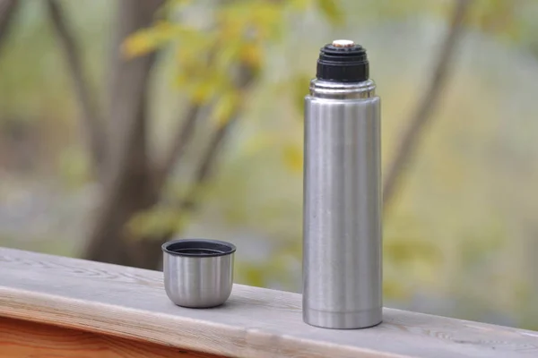 Thermos Avec Une Tasse Sur Une Rampe Bois Dans Parc — Photo