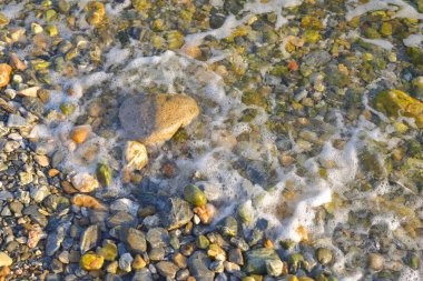 deniz ve kayalık plaj