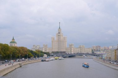 Moskow, Rusya - 21 Ağustos 2018: Zaryadye Park Köprüsü manzaralı