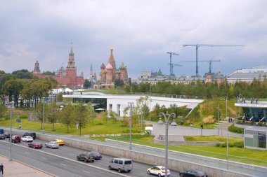 Moskow, Rusya - 21 Ağustos 2018: Zaryadye Park Köprüsü manzaralı