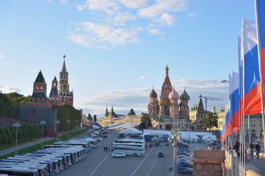 Moskow, Rusya - 22 Ağustos 2018: St. Basil 'in Katedrali ve Spasskaya Kulesi, köprüden manzara, yaz günü.