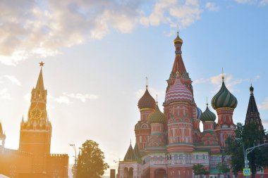 Moskow, Rusya - 22 Ağustos 2018: St. Basil 'in Katedrali ve Spasskaya Kulesi, köprüden manzara, yaz günü.