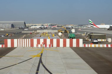 Dubai, BAE - 25 Kasım 2018: Dubai havaalanındaki pist onarımı