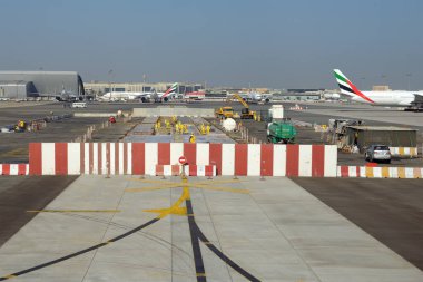 Dubai, BAE - 25 Kasım 2018: Dubai havaalanındaki pist onarımı
