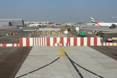 Dubai, BAE - 25 Kasım 2018: Dubai havaalanındaki pist onarımı