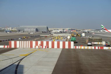 Dubai, BAE - 25 Kasım 2018: Dubai havaalanındaki pist onarımı