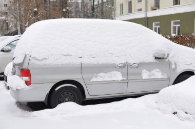 Araba kar altında. Karlı kış