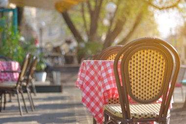 Masa ve sandalye açık kafede.