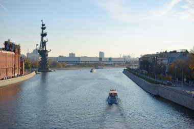 MOSCOW, RUSSIA - 22 Ekim 2018: Moskova nehri manzarası ve Büyük Peter anıtı. 
