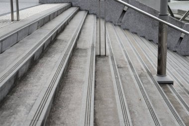 Taş merdiven, sağlam yapı.