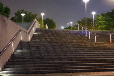Taş merdiven, sağlam yapı.