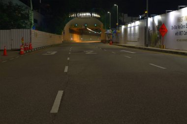 Gece şehrinde yol boş.