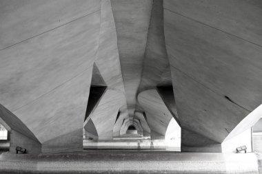 Kordon köprüsü altındaki soyut görünüm