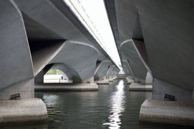 Kordon köprüsü altındaki soyut görünüm