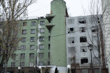 Windows üzerinde parmaklıkları olan terk edilmiş bina