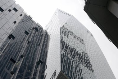 Modern bir binanın parçası, cam cephe