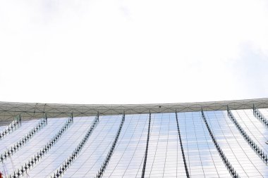 Modern bir binanın parçası, cam cephe