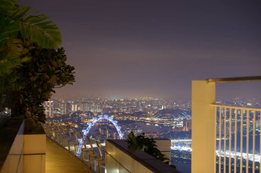 Singapur - 26 Kasım 2018: Marina Bay Sands otelinin gözlem güvertesinden Park 'ın gece manzarası