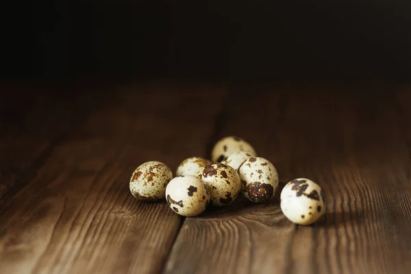 Tahta Arka Planda Birkaç Bıldırcın Yumurtası — Stok fotoğraf