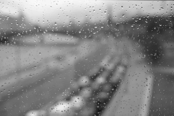바탕에 윈도우 화면에 나오는 빗방울의 자연적 아름다움 — 스톡 사진