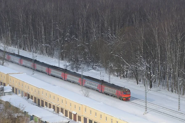 Piros Vonat Halad Vasúton Egy Téli Napon Felső Nézet — Stock Fotó